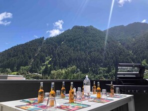 BBQ/picnic Area - Central, modern city loft style home - CBD (Queenstown)