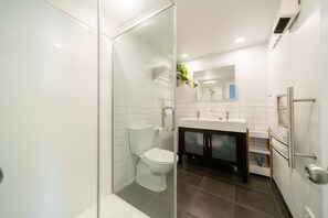 House, 3 Bedrooms | Bathroom - Central, modern city loft style home - CBD (Queenstown)