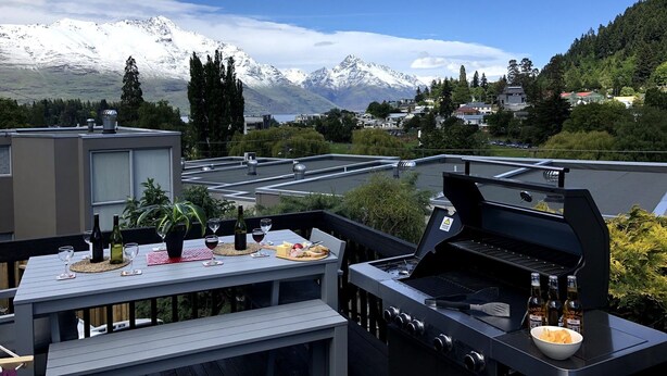 Balcony - 16 guests. Unique, central, mountain & lake views (Queenstown)