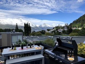 Balcony - 16 guests. Unique, central, mountain & lake views (Queenstown)