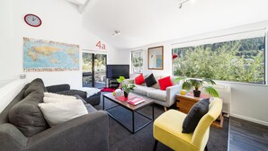 Living area - 16 guests. Unique, central, mountain & lake views (Queenstown)