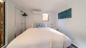 6 bedrooms, laptop workspace, iron/ironing board, free WiFi - 16 guests. Unique, central, mountain & lake views (Queenstown)
