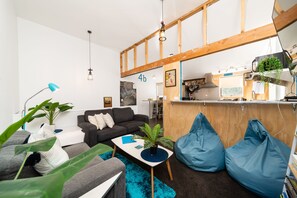Family House, 6 Bedrooms | Living area | Smart TV, Netflix, toys, streaming services - 16 guests. Unique, central, mountain & lake views (Queenstown)