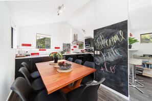 Dining - 16 guests. Unique, central, mountain & lake views (Queenstown)