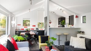 Lounge - 16 guests. Unique, central, mountain & lake views (Queenstown)