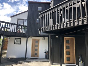 Front of property - 16 guests. Unique, central, mountain & lake views (Queenstown)