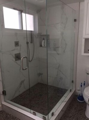 Douche, sèche-cheveux, serviettes fournies, savon