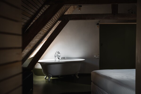 Chambre Double (Sous Toit) | Literie de qualité supérieure, décoration personnalisée