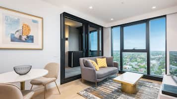 Apartamento estándar, 1 habitación | Zona de estar | Televisión de pantalla plana de 50 pulgadas con canales digitales