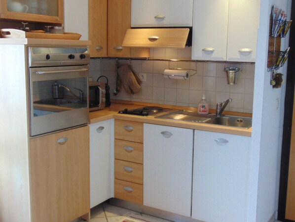 ثلاجة، ميكروويف، فرن، غسالة أطباق