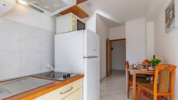 Apartment (A7) | Eigene Küche | Kühlschrank, Herdplatte, Wasserkocher mit Kaffee-/Teezubehör