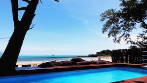 A swimming pool with a view of the beach and ocean. - Kirati Beach Resort (Koh Samui)