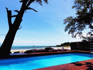 حمّام سباحة خارجي، مفتوح من 8:00 صباحًا إلى 6 مساءً، مقاعد للتشمس