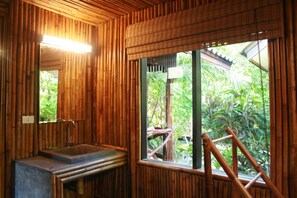 تجهيزات دش، مستلزمات مجانية للعناية الشخصية، مجففات شعر، مناشف