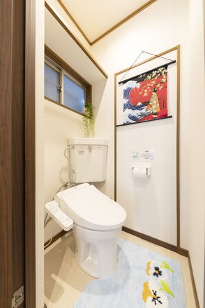 Villa Deluxe | Salle de bain | Baignoire et douche séparées, séchoir à cheveux, pantoufles
