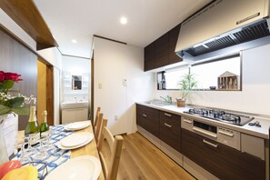 Deluxe-Villa | Eigene Kochnische | Kühlschrank, Mikrowelle, Herdplatte, Wasserkocher