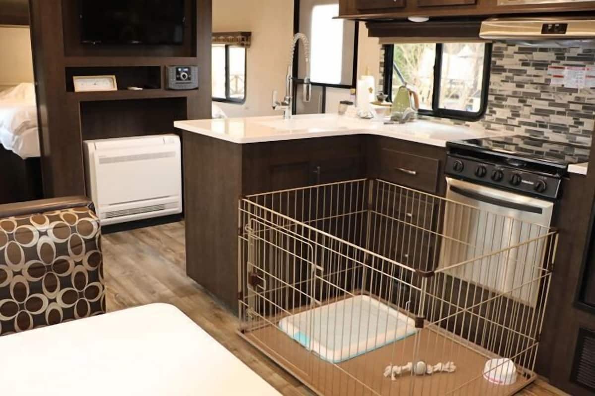 Private kitchen | Fridge, electric kettle
