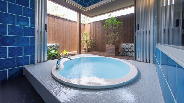 A modern bathroom with a freestanding bathtub, a shower area, and a view of the backyard. - Ufufu Village - Glamping (Izu)