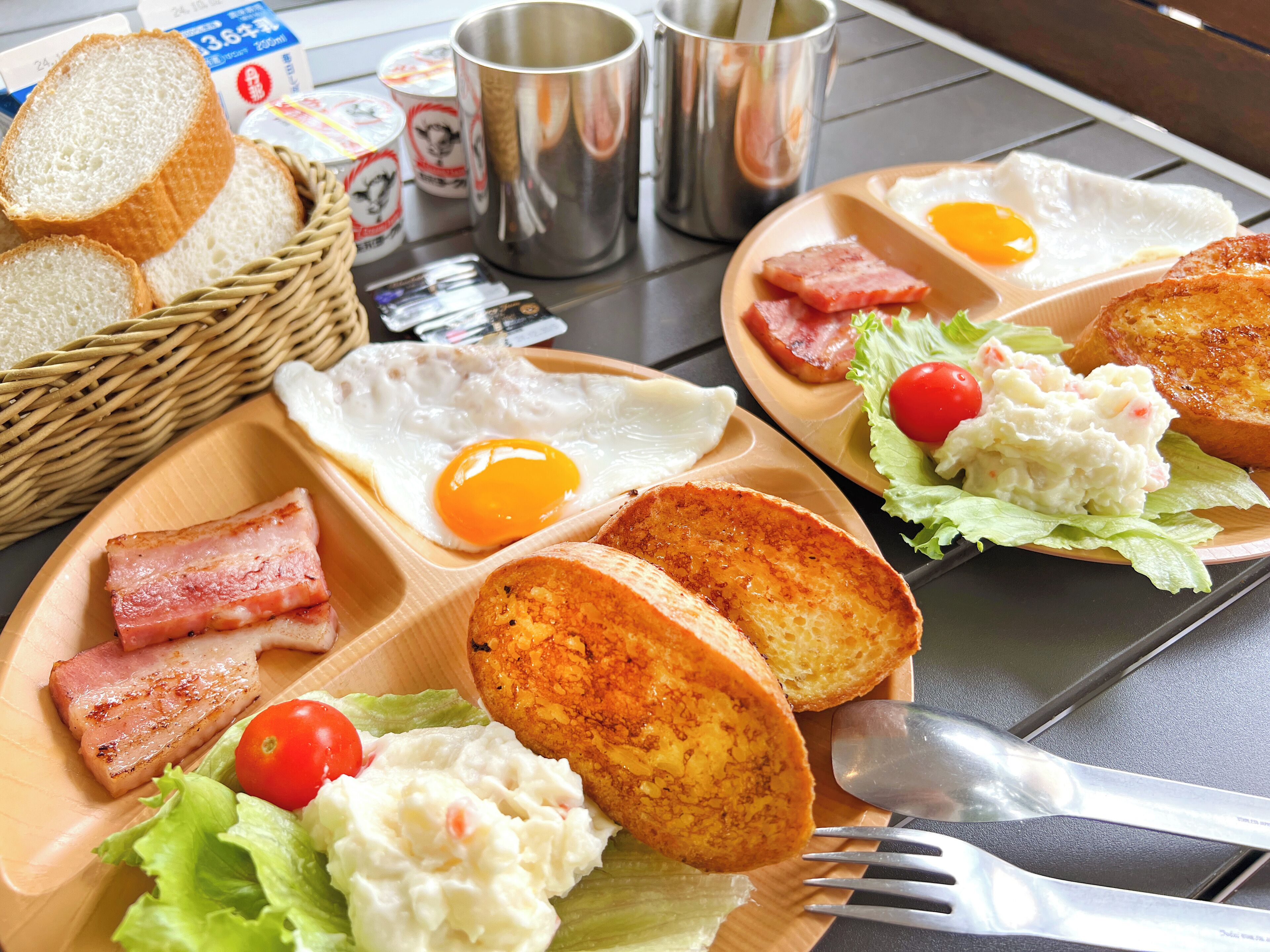 Bandeja de desayuno con huevos, tocino, tostadas y ensalada.