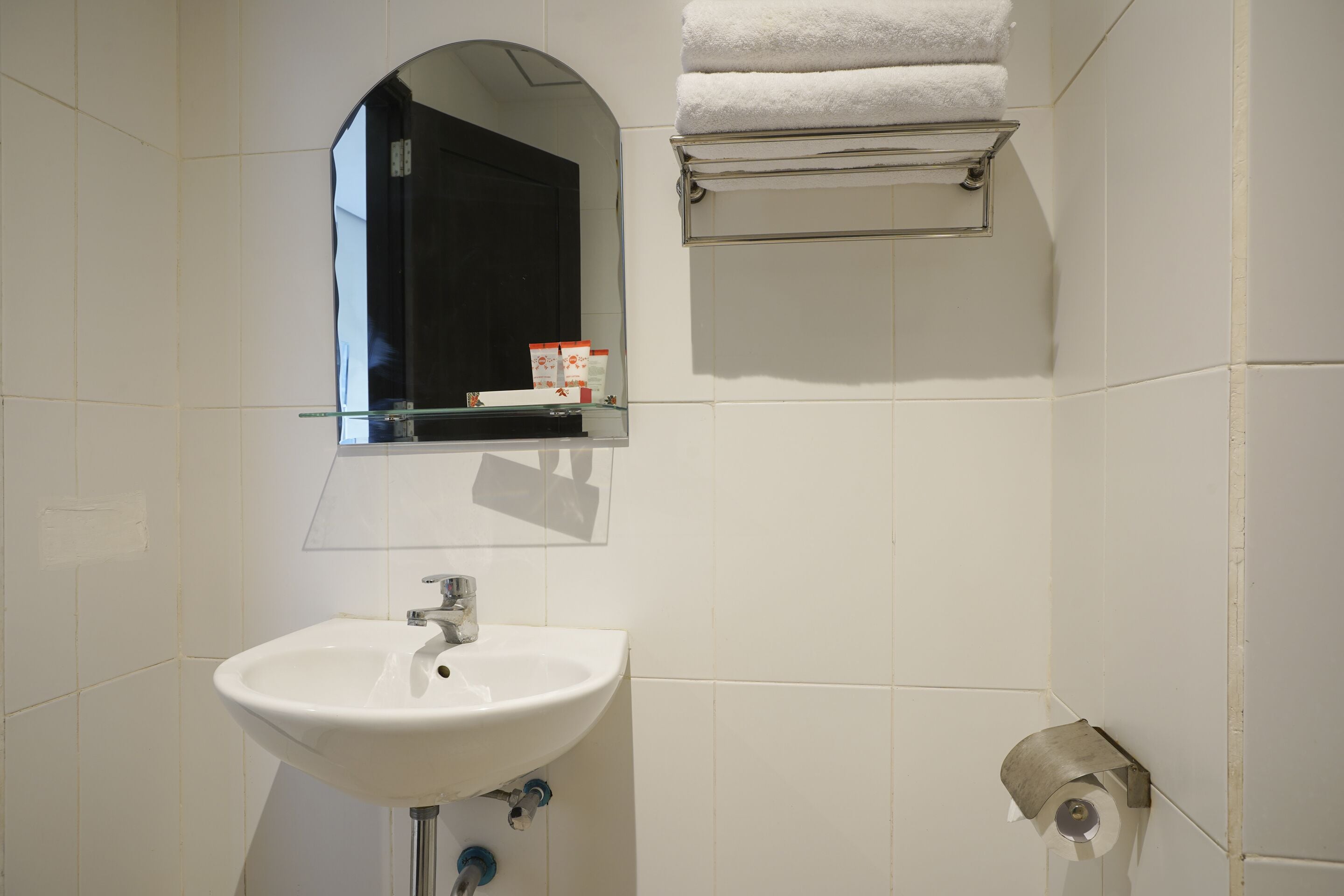 deluxe twin room | bathroom | shower, towels