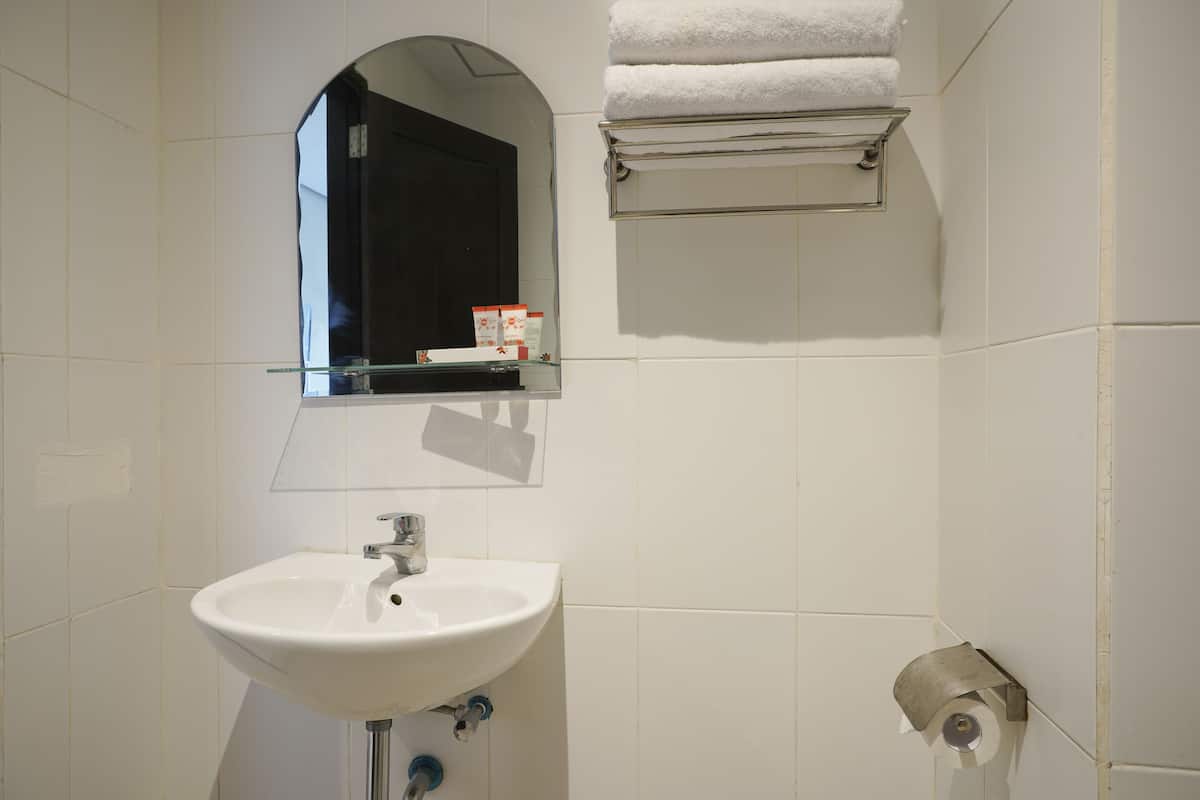 deluxe twin room | bathroom | shower, towels