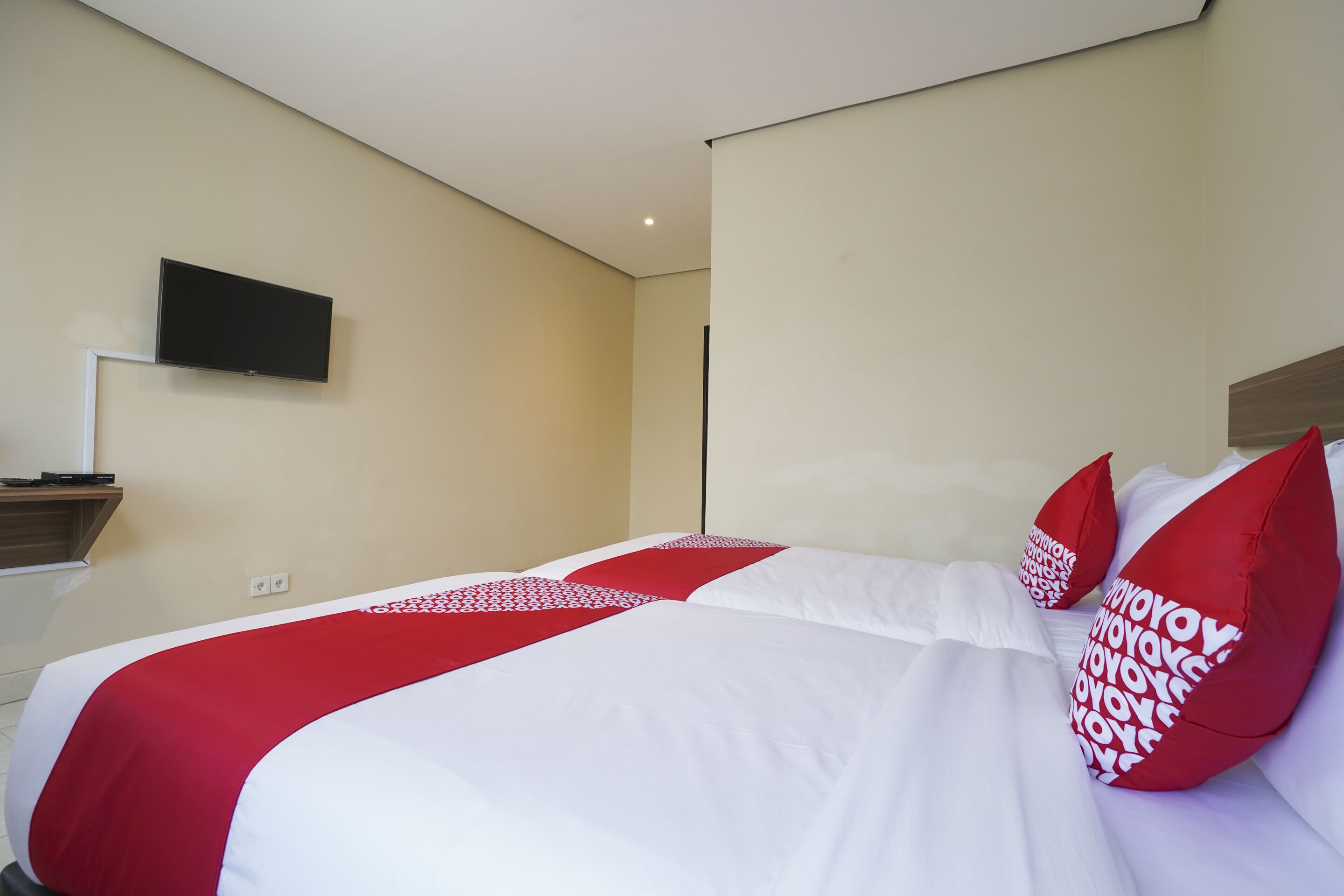 deluxe twin room | free wifi, bed sheets