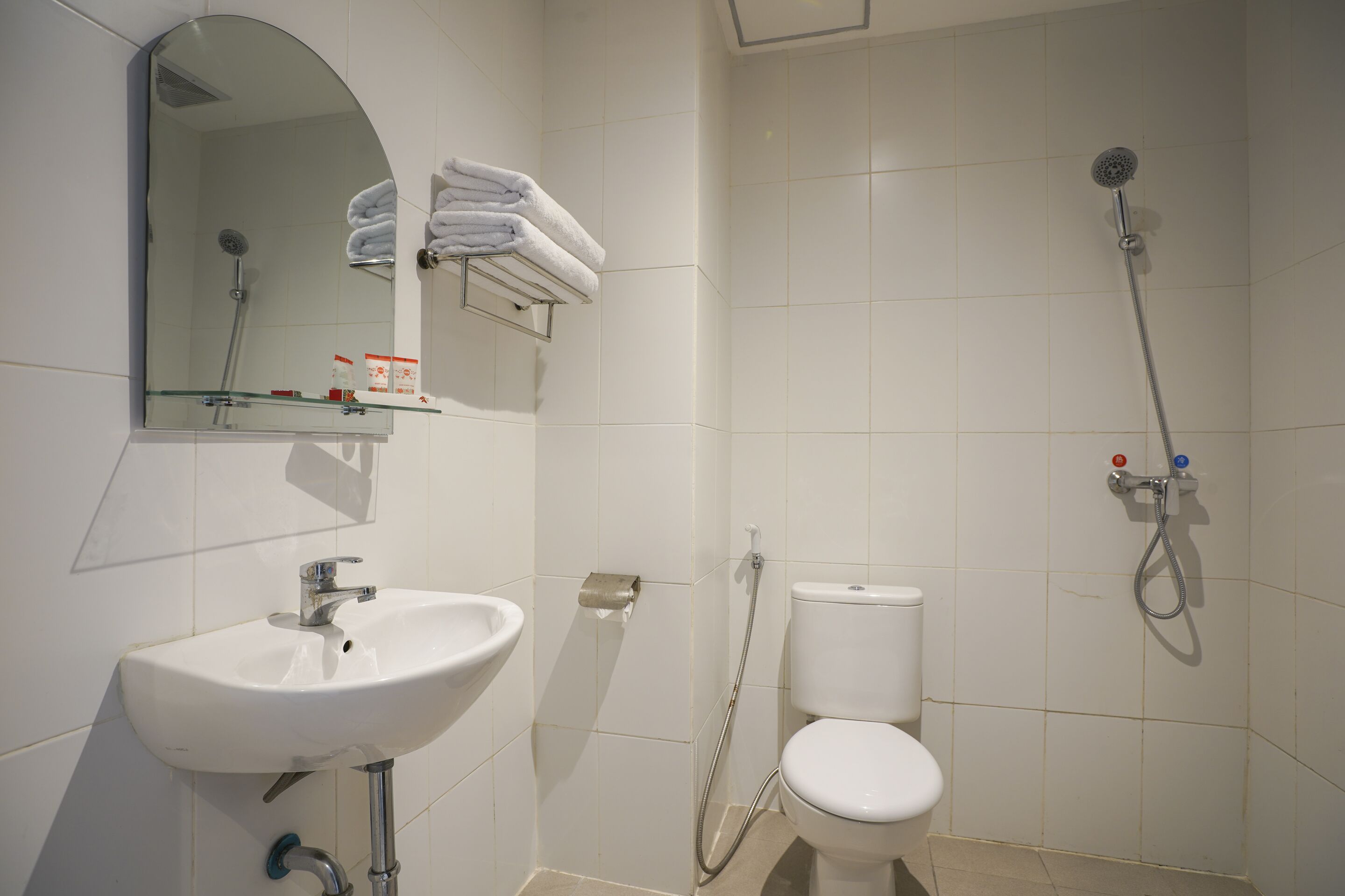 deluxe twin room | bathroom | shower, towels