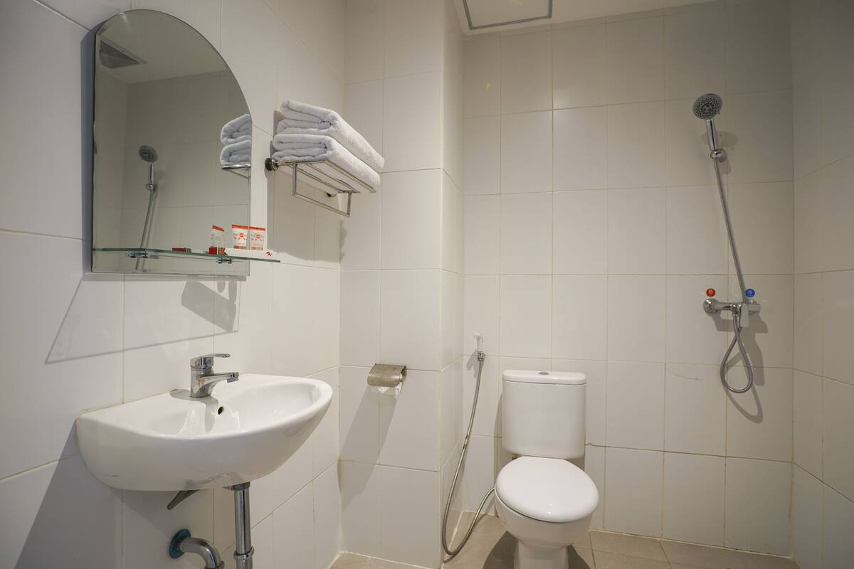 deluxe twin room | bathroom | shower, towels