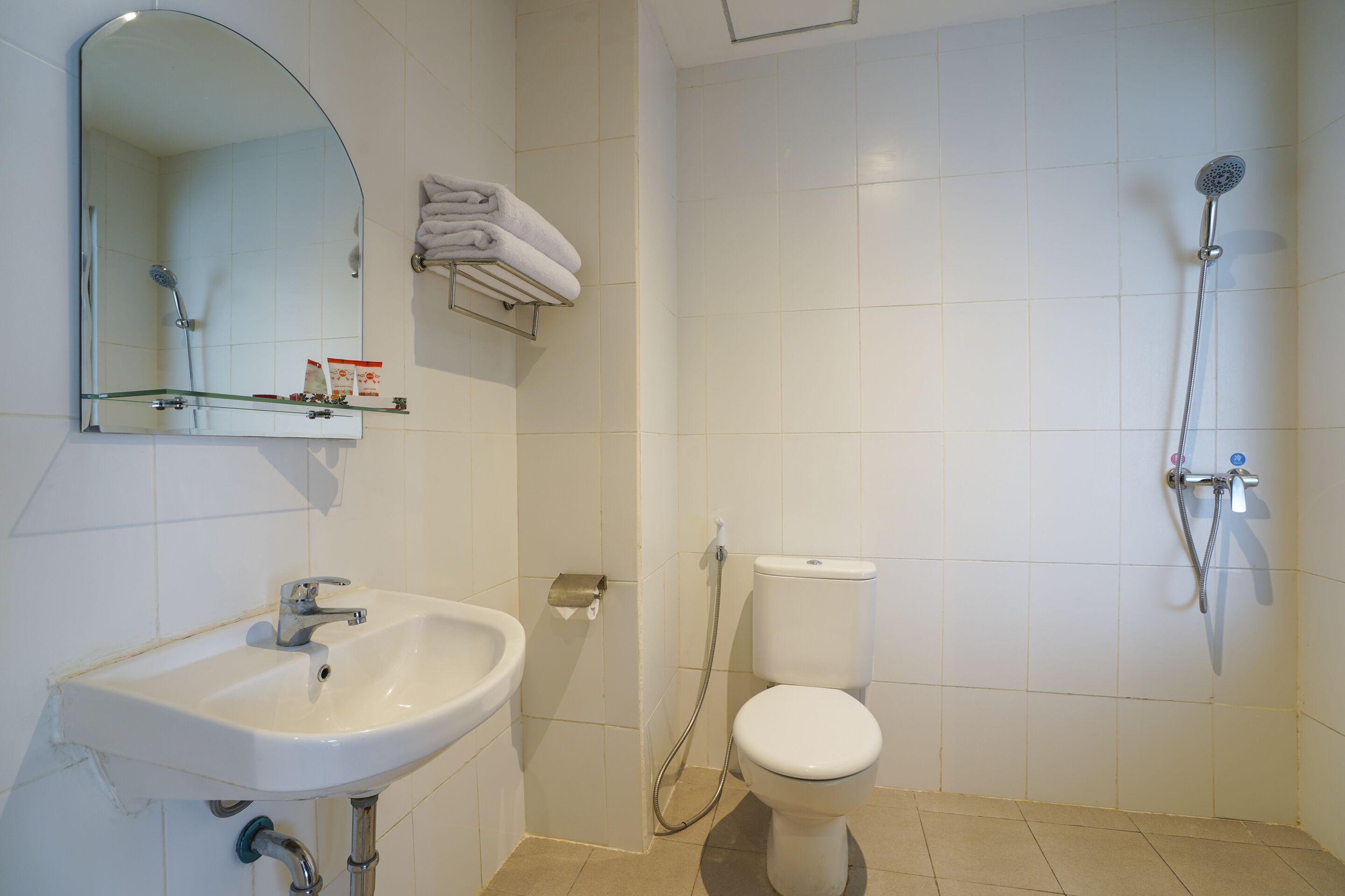 deluxe double room | bathroom | shower, towels