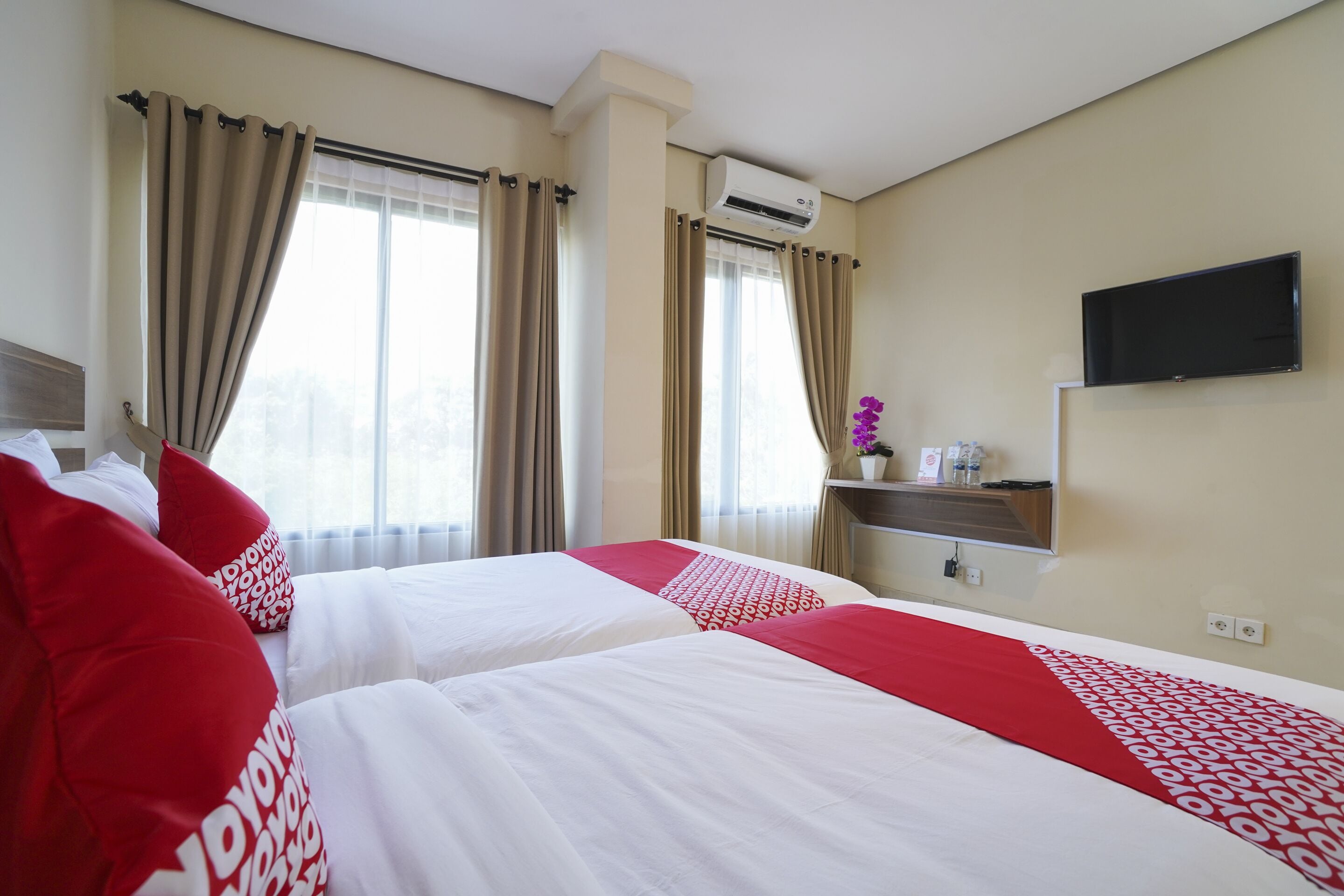 deluxe twin room | free wifi, bed sheets