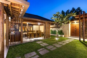 Outdoor dining - Strategic and Classic 3BR Family Villa at Seminyak (Seminyak)