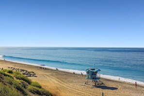 Plage à proximité, chaise longue, serviettes de plage