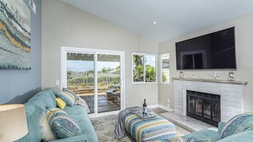 Smart-tv, een open haard en boeken