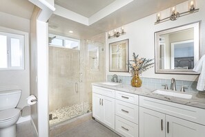 Combined shower/bathtub, hair dryer, towels, soap - ~OPEN 5/31-6/4! Ocean View! Pool & Spa, Pets OK, Gated by Beach!~ (Carlsbad)