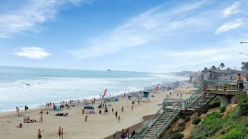Perto da praia, espreguiçadeiras, toalhas de praia