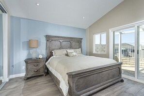 3 chambres, bureau, fer et planche à repasser, lit de bébé portatif