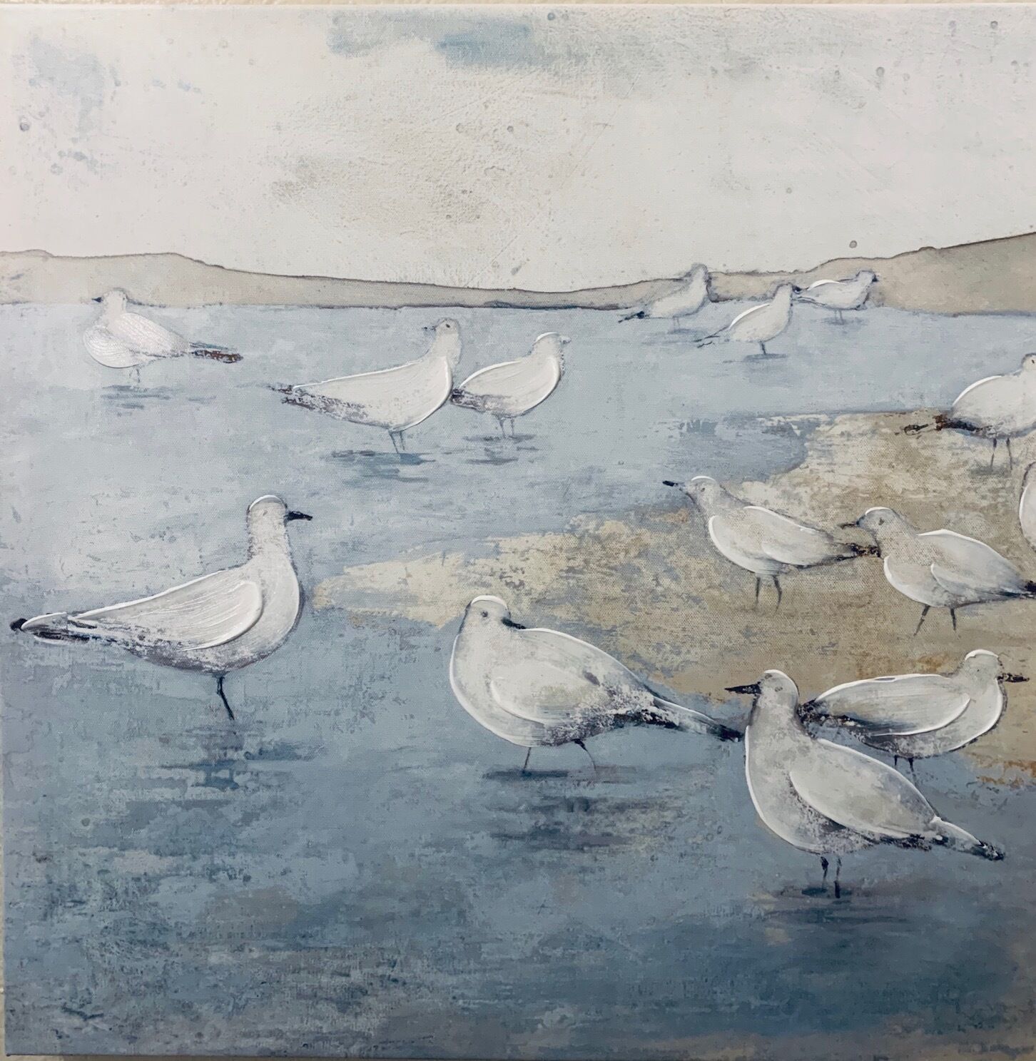 Un paysage marin avec des mouettes sur une surface texturée.