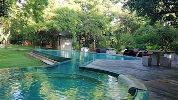 Piscine extérieure, chaises longues