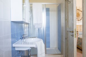 Shower, hair dryer, bidet, towels - Agriturismo La Palascìa (Otranto)