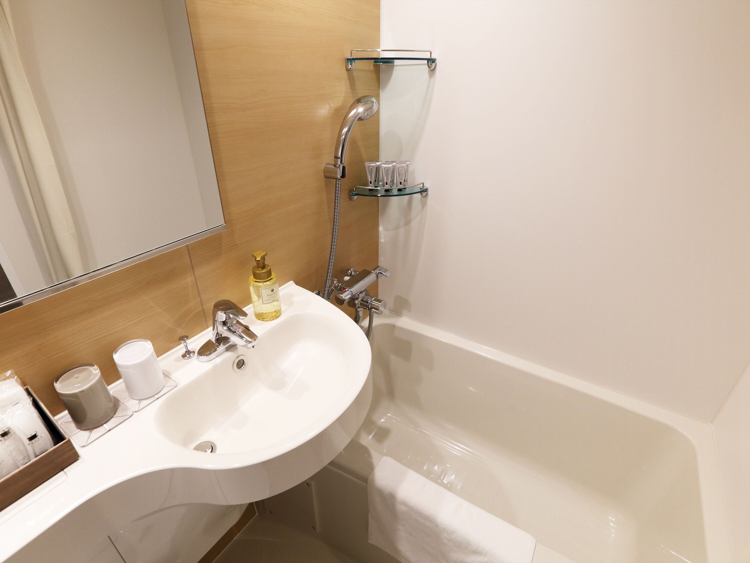 Ducha y bañera combinadas y artículos de higiene personal gratuitos