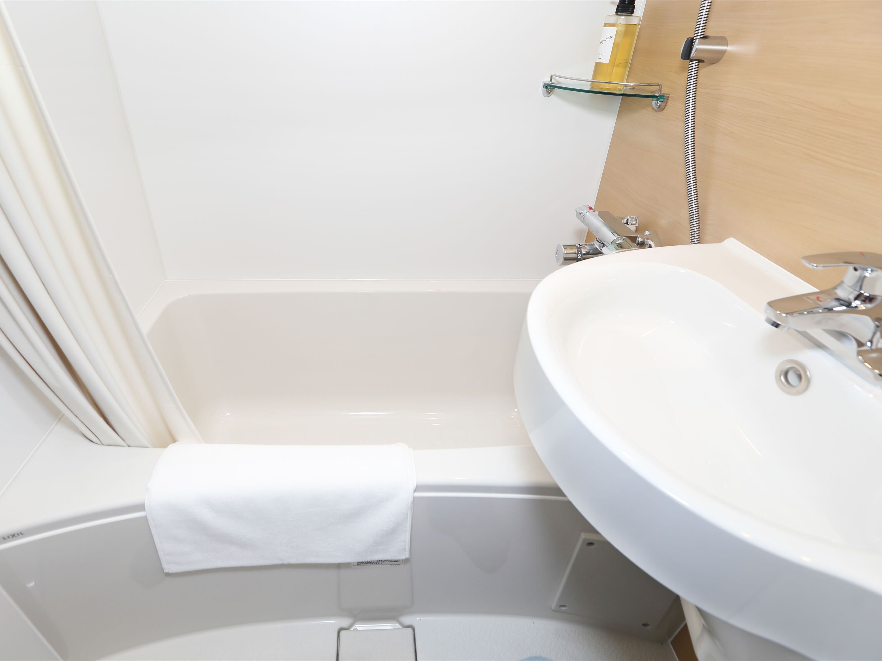 standard twin room | bathroom | combined shower/bathtub, free toiletries, hair dryer, slippers