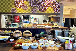 Daily buffet breakfast (JPY 1800 per person)