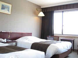 Escritorio y espacio para trabajar con laptop 