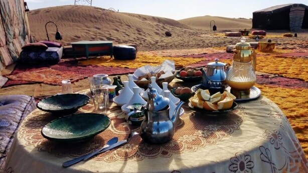 Outdoor dining - Nomade Moon - Campsite (M'Hamid El Ghizlane)