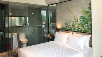 In-room safe, desk, free WiFi