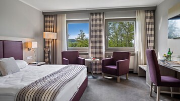 Hypo-allergenic bedding, in-room safe, desk, blackout drapes