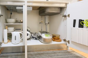 D House | Private kitchen | Fridge, microwave, stovetop, rice cooker - D House Teradacho (Osaka)