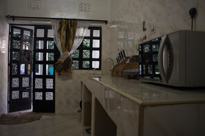 Bungalow Confort, 2 habitaciones, Terraza, vista al jardín | Cocina privada | Refrigerador y microondas 