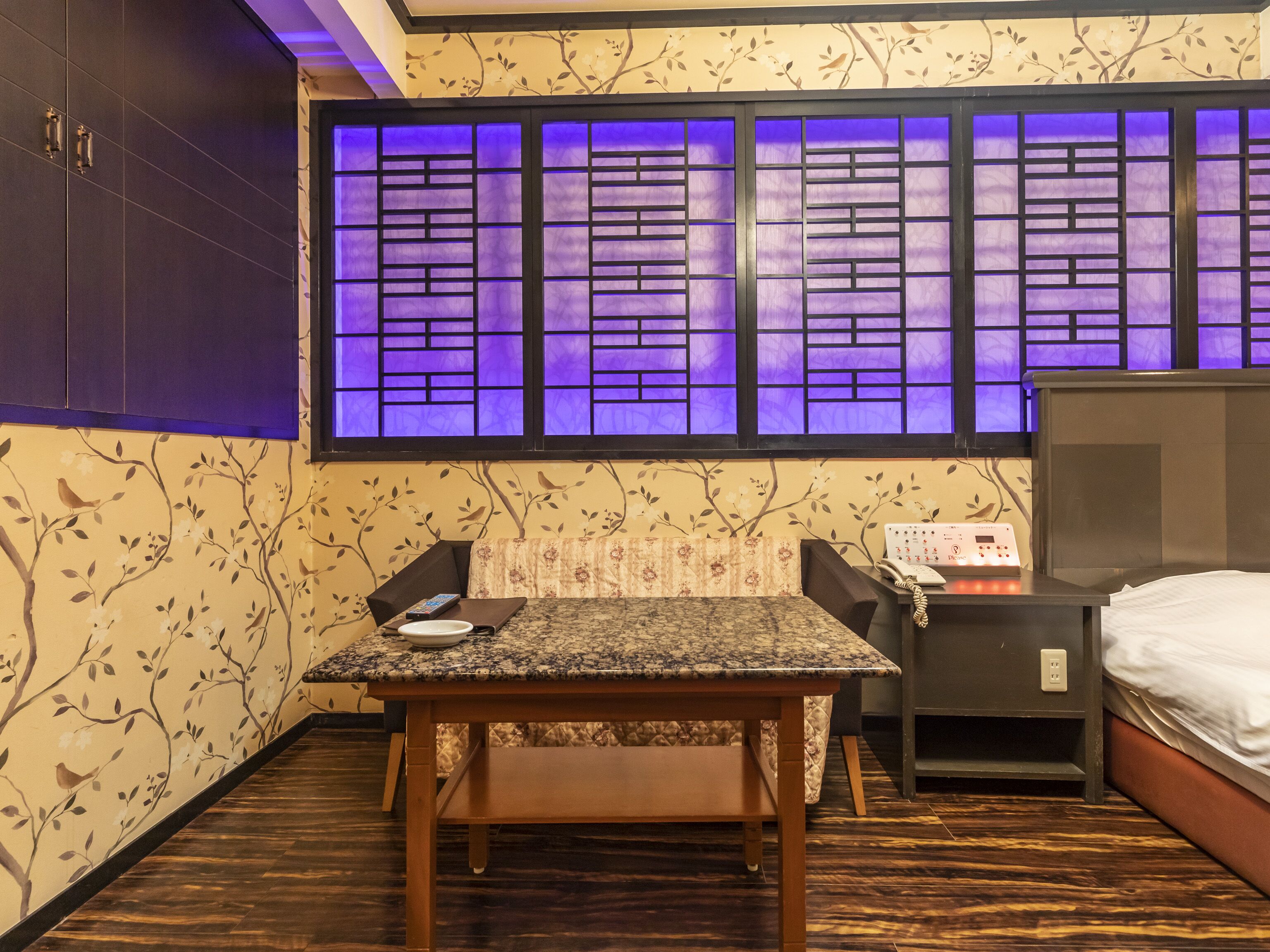 free wifi, bed sheets