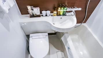 Een bad/douchecombinatie, gratis toiletartikelen, een haardroger